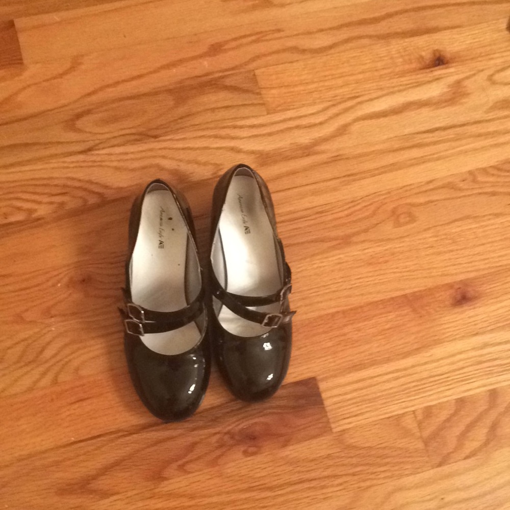 Black shoes that are American Eagle